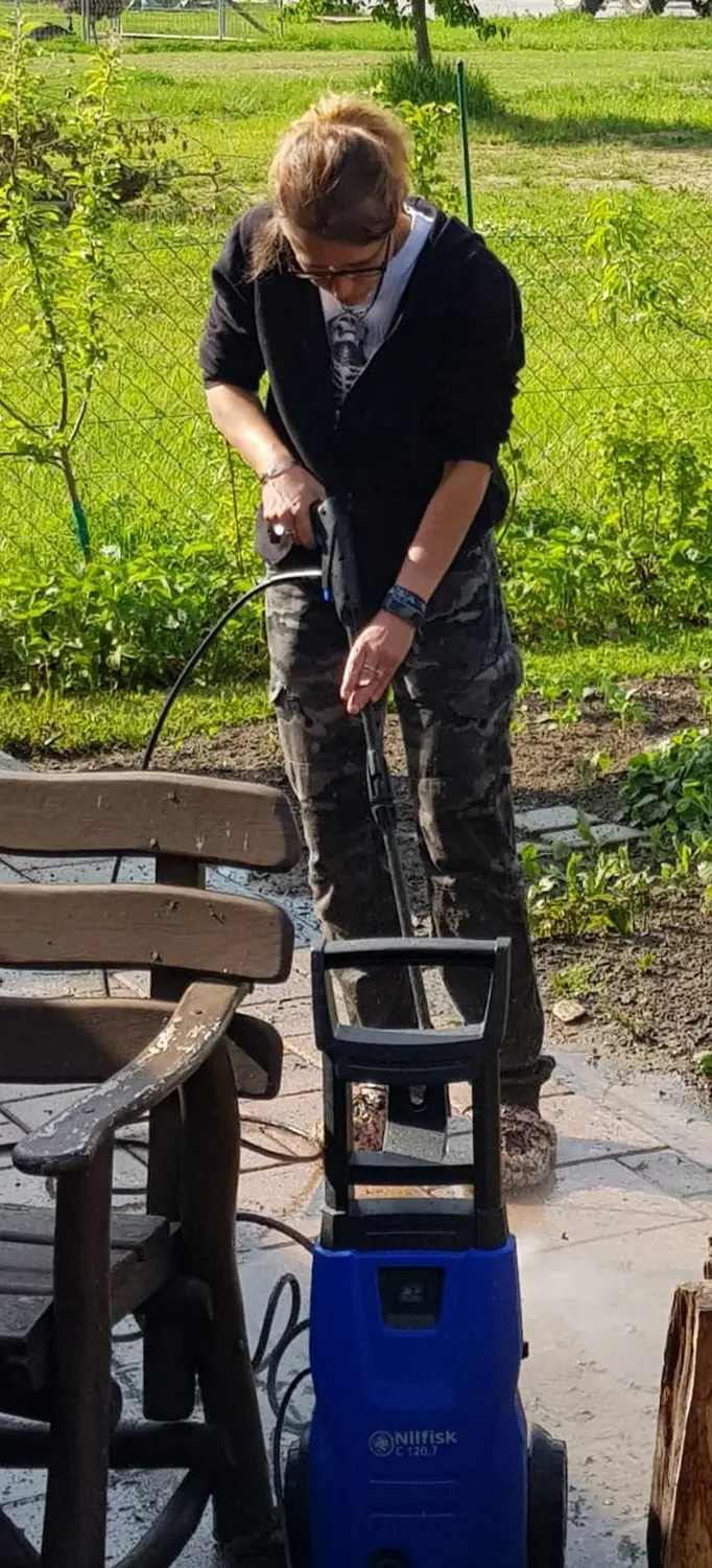 Die Gartenfee, eine Person, die die Gartenfliesen reinigt