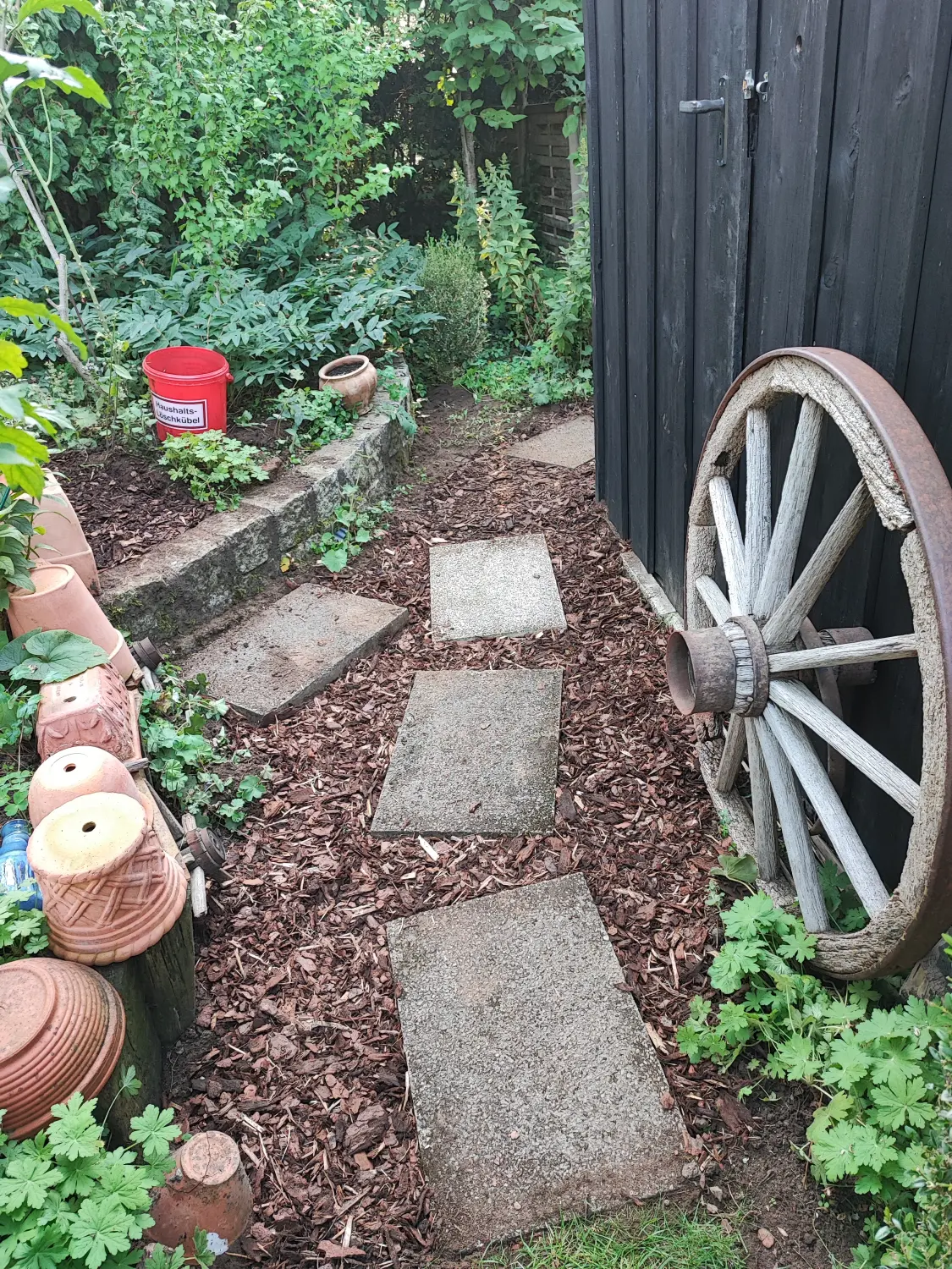 Die Gartenfee, Blumentöpfe und Blätter in einem Garten