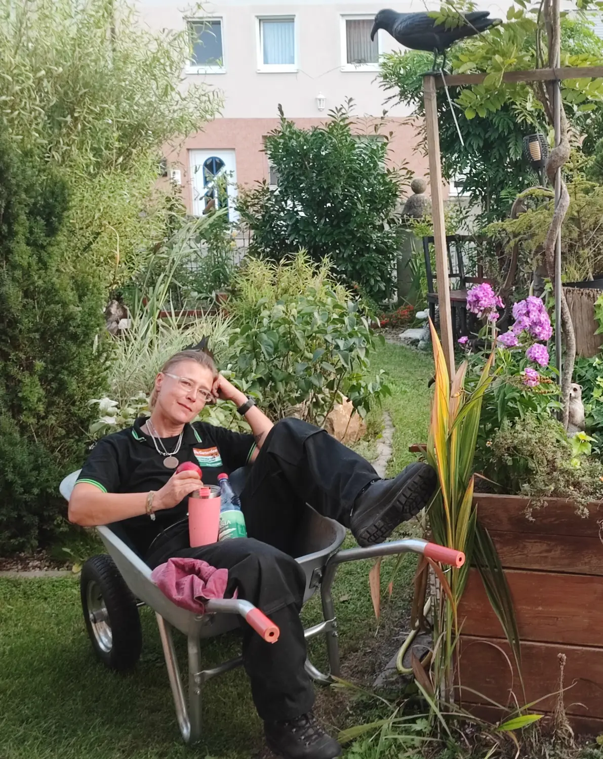 Die Gartenfee, Yvonne Wenzl sitzt im Garten
