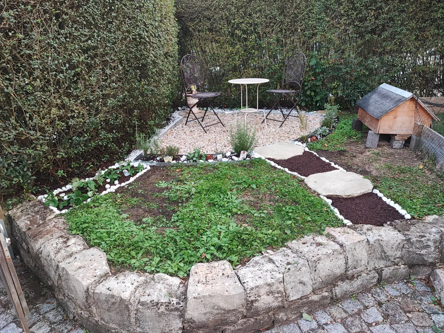 Die Gartenfee, Stuhl und Tisch in einem Garten