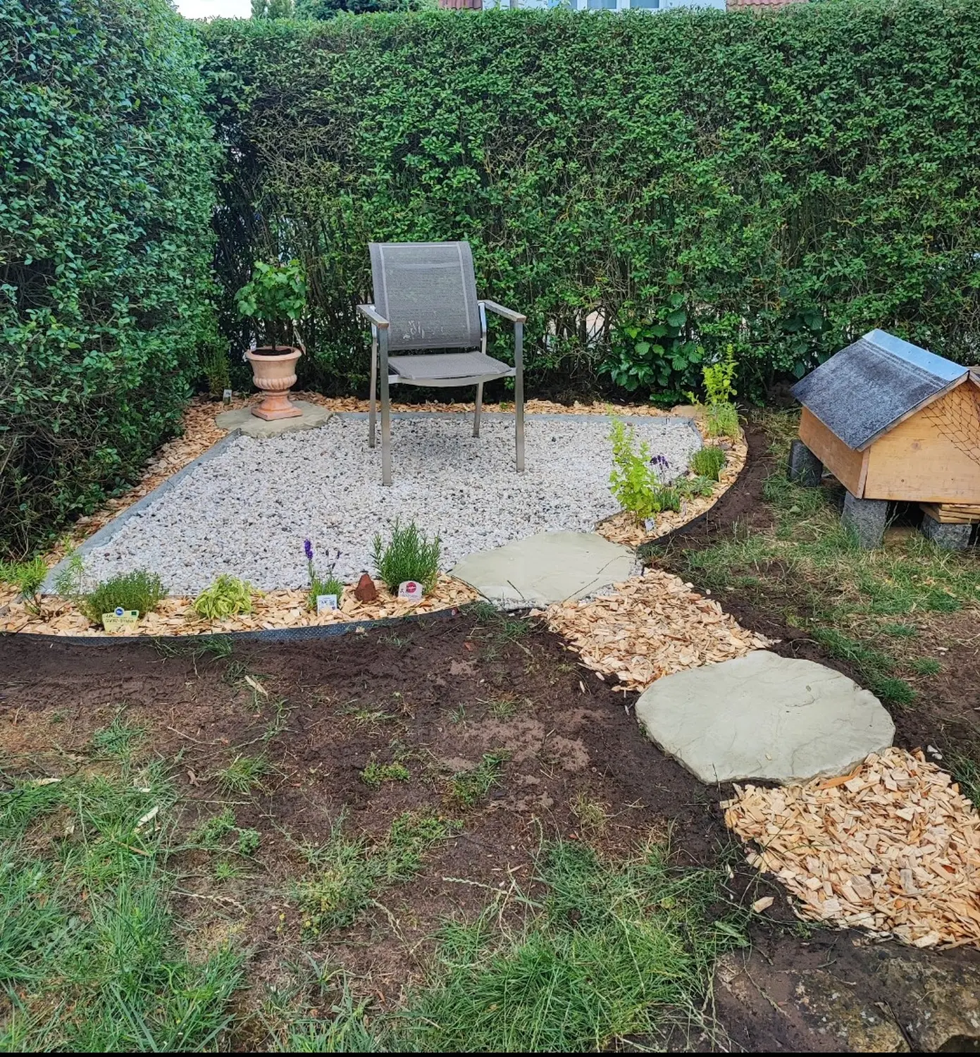 Die Gartenfee, Stuhl in einem Garten