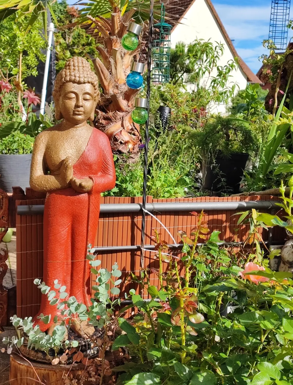 Die Gartenfee, Buddha-Statue in einem Garten